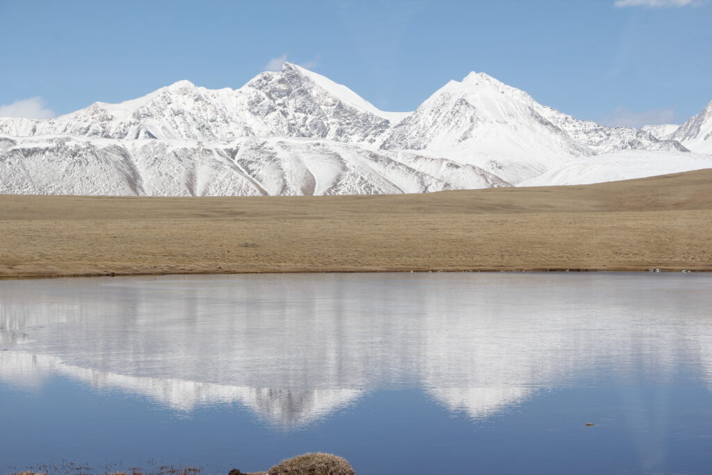 Deglii tsagaan mountain